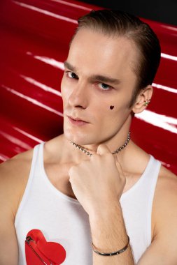 Sevgililer Günü 'nde aşkı kutlayan bir adam eşsiz bir tarz ve özgüven sergiler..