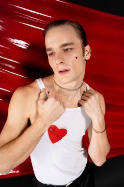 Eşsiz tarzını ve özgüvenini Sevgililer Günü 'nde sergileyen bir adam eşcinsel kültürünü kucaklıyor..