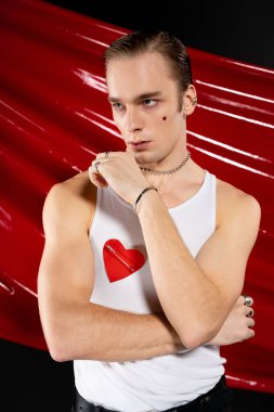 Sevgililer Günü 'nde bir erkek, cesur renklere karşı sıcak duyguları somutlaştırarak gurur ve şefkat gösterir..