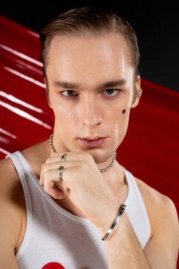 Sevgililer Günü 'nde sevgi ve kendini ifade ederken bir adam eşsiz tarzını sergiliyor..