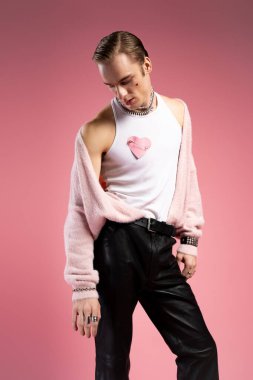 Bir adam Sevgililer Günü 'nde sevgi ve bireyselliği cesur bir moda ve özgüvenle sergiler..