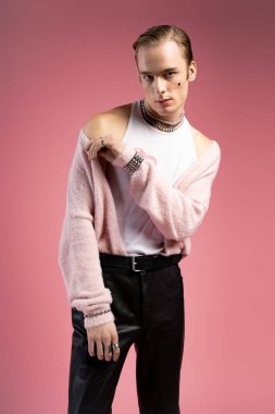 Şık bir adam sevgililer gününde gururunu ve neşesini ifade ederek benzersiz görünüşünü sergiler..