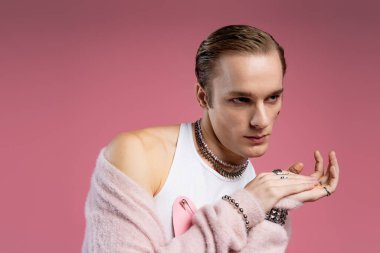 Sevgililer Günü 'nü yumuşak pembe ve anlamlı mücevherlerle kucaklayan bir adam..