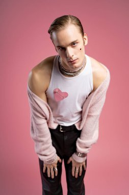 Eşcinsel bir adam sevgililer gününü modaya uygun bir kıyafetle kutluyor, kendini ifade ve neşe içinde gösteriyor..