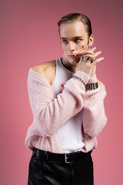 Sevgililer Günü için eşsiz tarzını ve neşesini ifade eden bir adam, sevgiyi ve gururu kucaklar..