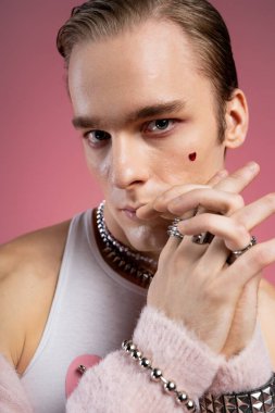 Kendine güvenen bir adam bu Sevgililer Günü 'nde kalp dövmesiyle stilini ve gururunu gösterir..