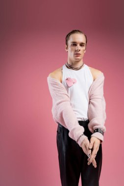 Sevgililer Günü ruhunu kucaklayan bir adam eşsiz tarzını ve aşkını sergiliyor..