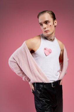 Şık bir adam eşsiz yeteneğini sergiliyor, Sevgililer Günü 'nde LGBTQ gururunu somutlaştırıyor..