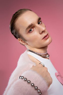 Bir adam eşsiz tarzını ve sevgililer gününe olan aşkını renkli bir ortamda ifade eder..