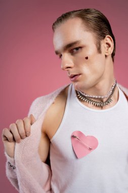 Kendine güvenen bir adam sevgililer gününde aşkı kutlarken eşsiz stilini ve gururunu ifade eder..