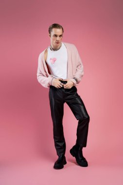 Sevgililer Günü 'nde kendi kişiliğini ifade eden bir adam şık bir kıyafetle, kendine güvenle.