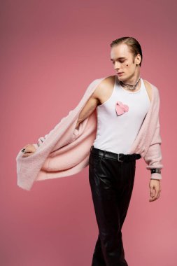 Sevgililer Günü 'nde kendine has tarzını ve gururunu ifade eden bir adam neşeli bir kalp aksesuarı sergiliyor..