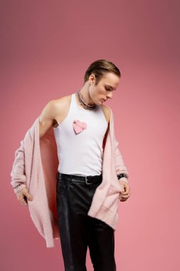 Sevgililer Günü 'nde bir adam aşkını kucaklarken eşsiz tarzını ve gururunu sergiler..