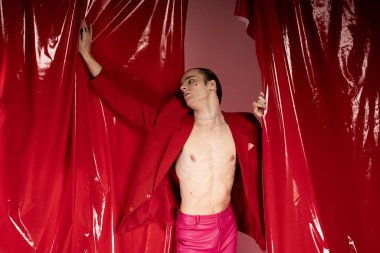 Sevgililer Günü 'nde kırmızı perdelerden karizma ve cazibe saçan bir adam belirir..