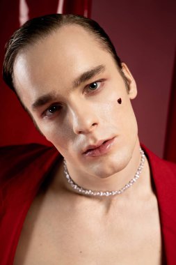 Kendine güvenen bir adam, sevgililer gününde tuhaf bir gurur ve bireysellik sergiler..