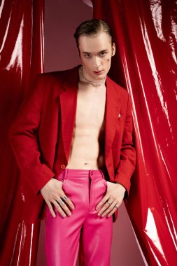 Kendine güvenen bir adam kendine has tarzını canlı kırmızı ve pembe bir elbiseyle gösterir..