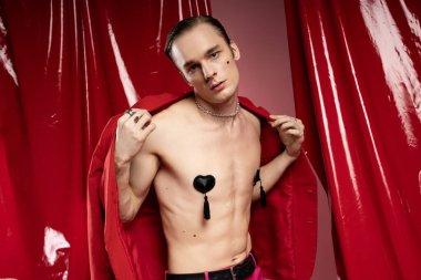 Kendine güvenen bir adam sevgililer gününü eşsiz bir stil ve yaratıcılıkla kutlar..