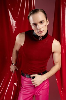 Zarif bir adam sevgililer gününü canlı renkler ve özgüvenle kutlar..