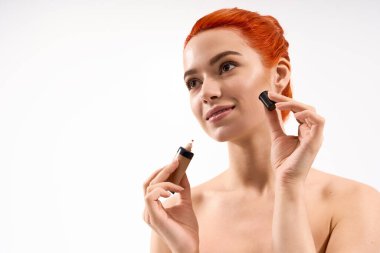 Kendine güvenen, enerjik saçları olan, makyaj yapmayı seven, sanatsal yeteneğini ve zarafetini açığa çıkaran bir kadın..