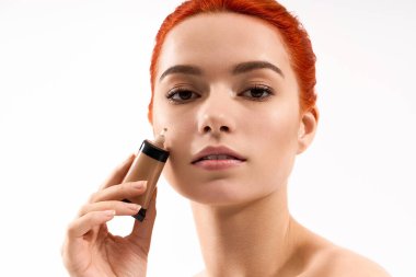 Güzel bir kadın görünüşünü güzelleştirir. Tarzını ve çekiciliğini gösterir..