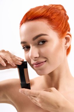 Parlak saçlı güzel bir kadın makyaj seçimini zarafet ve cazibeyle ön plana çıkarıyor.