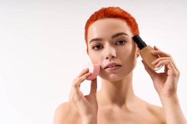 Kendine güvenen kadın vakıf ve aplikatörünü sergiliyor, şık stilini ve makyaj becerilerini vurguluyor..