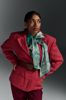 Genç kadın şık bir stüdyo ortamında zarif bir şekilde poz veriyor..