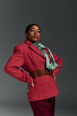 Genç bir Afrikalı Amerikalı kadın çağdaş bir stüdyoda şık giyiniyor..