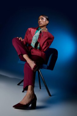 Modern bir stüdyoda, zarif genç bir kadın benzersiz tarzını ve duruşunu sergiliyor..