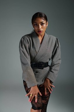 Yaratıcı bir stüdyo ortamında kendine güvenen genç bir kadın canlı bir stil sergiliyor.