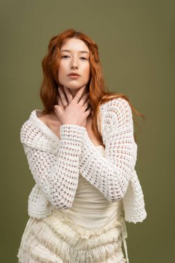 Şık giyinmiş genç bir kadın zarif bir şekilde poz veriyor. Stüdyoda bahar modası havasını somutlaştırıyor..