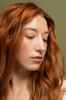 Hoş bir stüdyo atmosferinde zarif ve şık bir kızıl saçlı model..