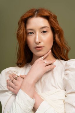 Genç bir kızıl zarif bahar modasına uygun poz veriyor, güzelliğini ve zarafetini sergiliyor..