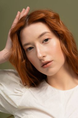 Genç bir kızıl zarif bir bahar elbisesi içinde poz veriyor, güzel ve modaya uygun..