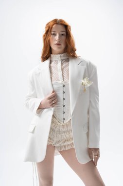 Güzel genç bir kadın şık bahar modasını canlı bir stüdyoda sergiliyor, neşe saçıyor..