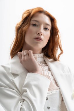 Şık giyinmiş güzel genç bir kadın zarif poz veriyor, bahar modasını gözler önüne seriyor..