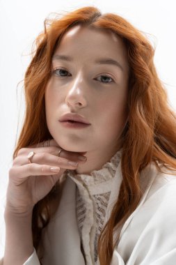 Genç ve güzel bir kadın modern bir stüdyoda şık bahar kıyafetleri sergiliyor..