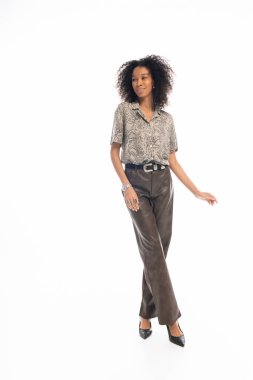 Güzel genç bir kadın zarif bir şekilde poz veriyor, neşe ve tarz saçıyor..