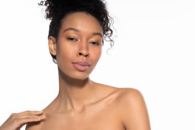 Güzel, genç bir kadın zarif tarzını sergiliyor. Yumuşak ışıkta kendine güven ve zarafet yayıyor..