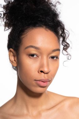 Genç ve güzel bir kadın doğal güzelliğini ve çekiciliğini sergileyerek zarifçe poz verir..