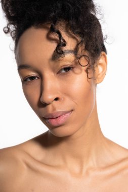 Parlak bir ışıkta, güzel genç bir kadın eşsiz stilini ve doğal zarafetini sergiliyor..