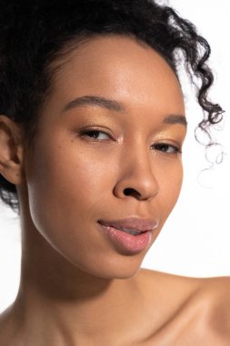 Genç ve güzel bir kadın, kendine güvenen bir gülümseme ve kendine güvenen bir cazibe saçar..