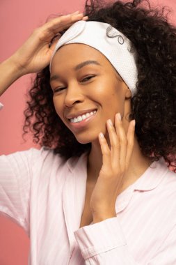 Parlak kadın ışıl ışıl gülümser, güzelliğini ve mutluluğunu göstererek şık bir ortamda.