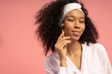 Genç bir kadın kendine güveni olan bir yeşim takla atar, şık görünümünü sergiler..