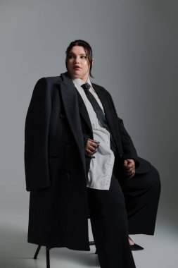 Güzel ve iri yarı kadın şık giyiniyor, kendine güven ve tarz yayıyor..