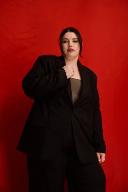 Güzel, iri yarı bir kadın şık bir kıyafet, özgüven ve zarafet sergiliyor..