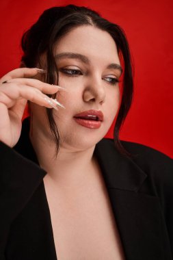 Güzel ve iri bir kadın poz verirken kendine has tarzını zarafet ve duruşuyla sergiliyor..