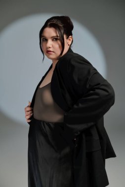 Kendine güveni tam ve şık giyimli bir kadın şık bir çevreyi şereflendirir..