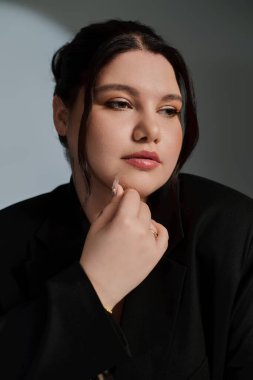 Zarif ve cüsseli kadın düşünceli, modaya uygun ve kendine güvenen bir kadın..