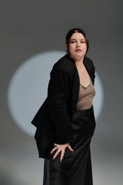 Kendine güveni tam, şık giyimli, modern moda eğilimlerini ön plana çıkaran bir kadın..